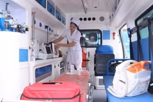 Mỗi xe cứu thương được ví như một “phòng cấp cứu di động”. (Ảnh: MẠNH TRẦN)