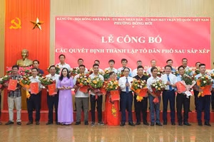 Ban Thường vụ Đảng ủy phường Đồng Hới trao các quyết định thành lập tổ dân phố sau sắp xếp. (Ảnh: Lâm Quang Huy)