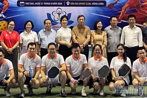 Ban tổ chức chụp ảnh lưu niệm với các đội tham gia giao lưu. (Ảnh: DUY TOÀN)