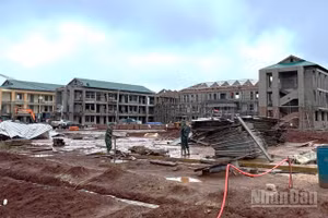 Dự án Trường nội trú liên cấp xã Hướng Phùng đang được khẩn trương hoàn thiện để kịp đưa vào sử dụng đầu năm mới (Ảnh: HƯƠNG GIANG)