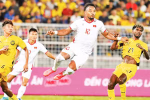 Pha đánh đầu thành bàn của Xuân Son trong trận bán kết lượt đi Việt Nam thắng Malaysia 2-0.