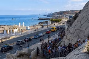 Người di cư vượt biên trái phép tiến vào Ceuta, vùng lãnh thổ của Tây Ban Nha ở Bắc Phi, ngày 30/7/2026. (Ảnh: Tân Hoa xã)