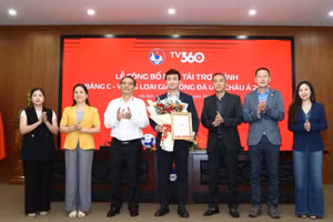 Đại diện VFF tặng hoa cho nhà tài trợ. (Ảnh: Minh Giang)