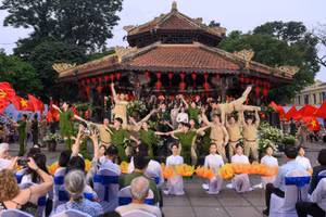 Mashup “Tiến về Hà Nội” và “Công an Thủ đô vì bình yên cuộc sống” do dàn Hợp xướng và Dàn nghệ sĩ múa của Trường cao đẳng Nghệ thuật Hà Nội và Đoàn Thanh niên Công an nhân dân thành phố Hà Nội thể hiện.