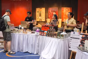 Các đại biểu tham quan gian hàng cà-phê Sơn La tại sự kiện. (Ảnh: DIỆU THƯƠNG)