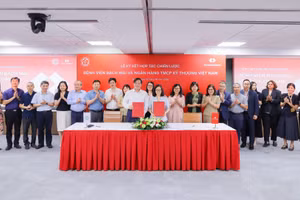 Phó Giáo sư, Tiến sĩ Đào Xuân Cơ, Giám đốc Bệnh viện Bạch Mai và bà Nguyễn Thu Lan, Phó Chủ tịch Hội đồng quản trị Techcombank thực hiện nghi thức ký kết Biên bản hợp tác. (Ảnh: THẾ ANH)
