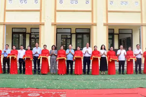 Cắt băng khánh thành công trình trường Tiểu học Vĩnh Quang, xã Lý Bôn, tỉnh Cao Bằng được xây dựng từ nguồn tài trợ của Agribank. (Ảnh: TÔ KHÁNH)
