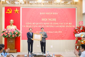 Đồng chí Trịnh Văn Quyết, Ủy viên Bộ Chính trị, Bí thư Trung ương Đảng, Trưởng ban Tuyên giáo và Dân vận Trung ương trao Huân chương Lao động hạng Ba cho Tổng Biên tập Báo Nhân Dân Lê Quốc Minh.