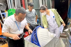 Đoàn công tác của Sở Y tế Hà Nội kiểm tra các dụng cụ chứa nước tại các hộ dân trên địa bàn thành phố. (Ảnh: CDC Hà Nội)