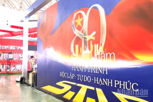 Chuẩn bị lễ bế mạc triển lãm thành tựu đất nước. 