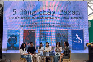 Các cây bút trẻ chia sẻ tại buổi giao lưu và ra mắt sách "5 dòng chảy Bazan".