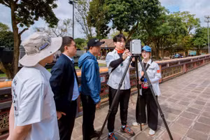 Đội ngũ chuyên gia, kỹ sư của Trung tâm Bảo tồn Di tích Cố đô Huế và đối tác trao đổi về kỹ thuật quét 3D tại Điện Thái Hòa. Ảnh: Trung tâm Bảo tồn Di tích Cố đô Huế