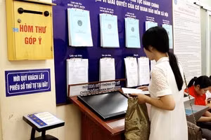 Người dân lấy số thực hiện các thủ tục chuyển đổi Bảo hiểm Y tế tại các trụ sở phường/xã. Nguồn: CAND