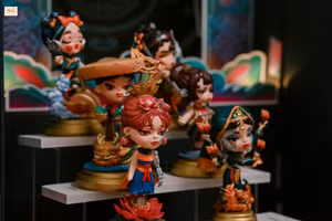 Đồ án tốt nghiệp thiết kế bao bì và đồ chơi 3D mang tên Thanh Cầm của sinh viên Bùi Khánh Linh, Trường đại học Sư phạm nghệ thuật Trung ương, lấy cảm hứng từ trang phục truyền thống. Nguồn ảnh: NUAE Photography Club