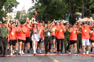 Hơn 6.000 tham gia, hưởng ứng chương trình “Cùng Việt Nam tiến bước”.