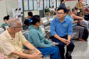 Viên chức cơ quan Bảo hiểm xã hội thành phố Cần Thơ trao đổi với gia đình bệnh nhân khi đến khám, chữa bệnh tại Bệnh viện đa khoa quốc tế SIS Cần Thơ.
