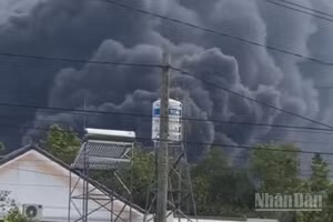 Hiện trường vụ cháy cột khói bốc lên lan rộng khu vực chung quanh. (Ảnh: CTV)
