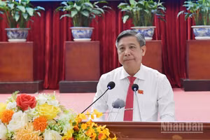 Đồng chí Đồng Văn Thanh, Ủy viên Trung ương Đảng, Phó Bí thư Thường trực Thành ủy, Chủ tịch Hội đồng nhân dân thành phố Cần Thơ phát biểu khai mạc kỳ họp. 