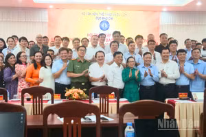 Ban tổ chức chụp hình lưu niệm cùng học viên.
