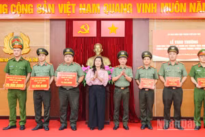 Thiếu tướng Huỳnh Việt Hòa, Giám đốc Công an thành phố Cần Thơ; đồng chí Nguyễn Thị Ngọc Điệp, Phó Chủ tịch Ủy ban nhân dân thành phố trao thưởng cho các tập thể, cá nhân. (Ảnh: Công an cung cấp)