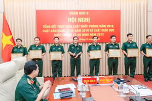 Quân khu tặng bằng khen các tập thể có thành tích xuất sắc, tiêu biểu trong công tác tuyên truyền, tổ chức thực hiện Luật Quốc phòng năm 2018, Luật Dân quân tự vệ năm 2019, Luật Giáo dục Quốc phòng và an ninh năm 2013. (Ảnh: PHƯƠNG NHẬT)