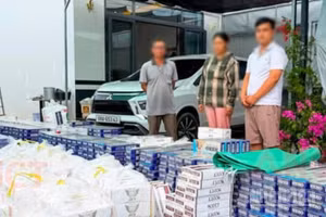 Đối tượng và tang vật vi phạm. (Ảnh: VĂN ÚT)