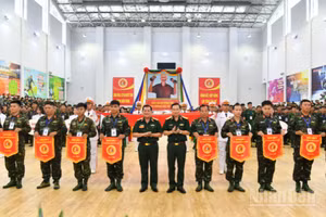 Thủ trưởng Bộ Tư lệnh Quân khu tặng Cờ lưu niệm cho các đoàn vận động viên. (Ảnh: HỮU TÀI)