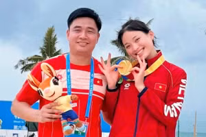 Thúy Hằng và huấn luyện viên cùng tấm Huy chương vàng.