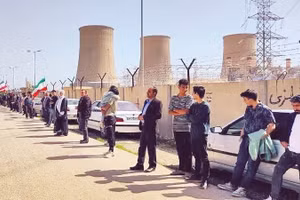 “Bức tường sống” của người dân Iran trước một nhà máy điện.
