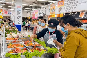 Nhờ tiết giảm được chi phí logistics, kho bãi và chủ động nguồn cung, nhiều mặt hàng thuộc nhóm hàng lương thực, thực phẩm, tiêu dùng tại các siêu thị đang áp dụng mức giảm giá khá sâu.