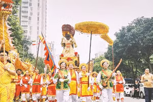 Hội làng, ở nơi đã mang nhiều đường nét phố.