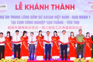 Các đại biểu cắt băng khánh thành dự án Thung lũng Gốm sứ Asean Việt Nam - giai đoạn 1 (Ảnh MAI LUẬN)