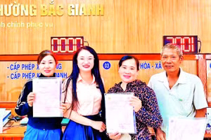 Bắc Gianh là một trong số ít địa phương cấp xã ở tỉnh Quảng Trị cấp giấy chứng nhận quyền sử dụng đất cho người dân sau ít tháng chính quyền phường được thành lập.