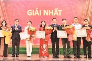 Lãnh đạo Ban Tuyên giáo Trung ương và Thường trực Tỉnh ủy Thanh Hóa trao chứng nhận, tặng hoa chúc mừng các báo cáo viên, tuyên truyền viên đoạt giải nhất (Ảnh MAI LUẬN)