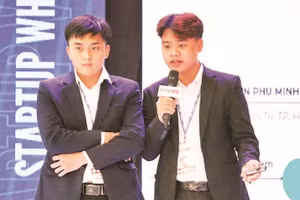 Nhóm sinh viên thuyết trình tại chung kết cuộc thi Startup Wheel 2024 - Cuộc thi khởi nghiệp lớn nhất Đông Nam Á, Bảng Vietnam Youth Startup.