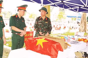 Lãnh đạo Bộ Chỉ huy quân sự tỉnh Thanh Hóa giám sát hoạt động lấy mẫu hài cốt liệt sĩ. (Ảnh: BỘ CHỈ HUY QUÂN SỰ TỈNH THANH HÓA)