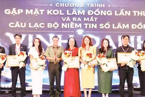 Lãnh đạo Công an tỉnh Lâm Đồng trao giấy khen tặng các KOL có đóng góp cho phong trào Toàn dân bảo vệ an ninh Tổ quốc tại địa phương.