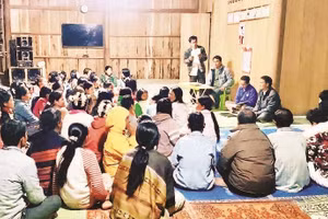 Các thầy cô giáo Trường Phổ thông nội trú tiểu học và trung học cơ sở Hùng Sơn tăng cường vận động, tuyển sinh, đưa học sinh vào trường nội trú.