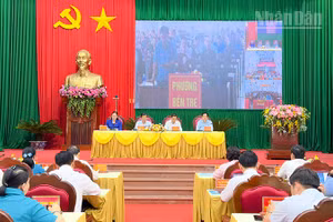 Đại biểu Quốc hội tiếp xúc cử tri tại điểm cầu Tỉnh ủy. 