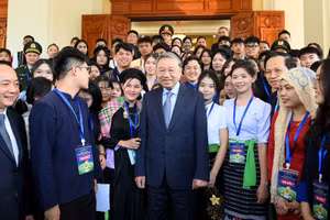 Tổng Bí thư Tô Lâm với đại biểu và học sinh, sinh viên, thanh niên dân tộc thiểu số xuất sắc, tiêu biểu. (Ảnh: ĐĂNG KHOA)