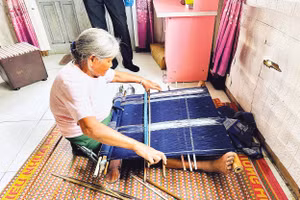 Các kỹ thuật dệt thổ cẩm vẫn được bà Bon Niêng G’Lòng gìn giữ và truyền lại cho con, cháu.