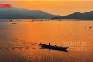 [Video] Hoàng hôn Đầm Lập An – Nơi mặt trời lặn trên những mẻ lưới