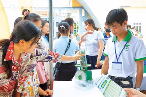 Người dân mang pin cũ đến cân đổi quà tại “Ngày hội sống xanh An Giang 2026”.