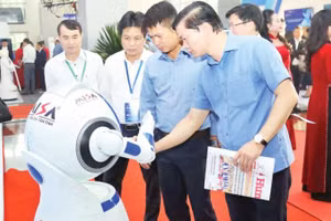 Trình diễn robot tại Diễn đàn khoa học, công nghệ, đổi mới sáng tạo và chuyển đổi số tỉnh Hưng Yên.