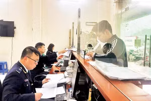 Cán bộ Hải quan Cửa khẩu Tân Thanh làm thủ tục cho các doanh nghiệp xuất, nhập khẩu.