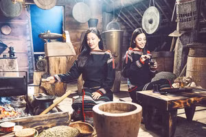 Không gian pha chế và thưởng thức cà-phê trong ngôi nhà dài truyền thống của người Ê Đê ở Buôn Ma Thuột.