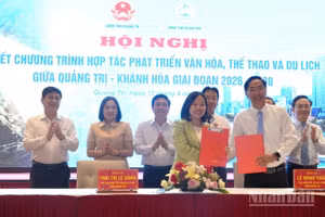 Lãnh đạo Sở Văn hóa Thể thao và Du lịch 2 tỉnh Quảng Trị và Khánh Hòa ký Biên bản hợp tác phát triển văn hóa, thể thao và du lịch giai đoạn 2026-2030. (Ảnh: HƯƠNG GIANG)