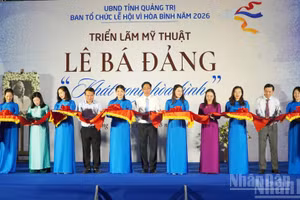Các đại biểu cắt băng khai mạc triển lãm “Lê Bá Đảng-Khát vọng hòa bình”. (Ảnh: HOÀNG PHÚC)