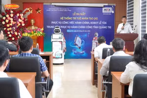 Ủy nhân dân tỉnh Quảng Trị phối hợp Công ty cổ phần MISA ra mắt thử nghiệm “Hệ thống trí tuệ nhân tạo phục vụ công việc hành chính và robot lễ tân phục vụ hành chính công”. (Ảnh: MAI ANH)