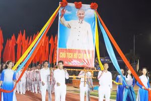 Chân dung Chủ tịch Hồ Chí Minh tại lễ khai mạc. (Ảnh: HƯƠNG GIANG)